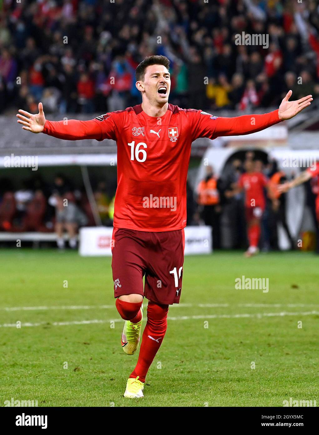 Christian Fassnacht in Svizzera festeggia il secondo gol della partita durante la partita di qualificazione della Coppa del mondo FIFA allo Stade de Geneve, Svizzera. Data foto: Sabato 9 ottobre 2021. Foto Stock