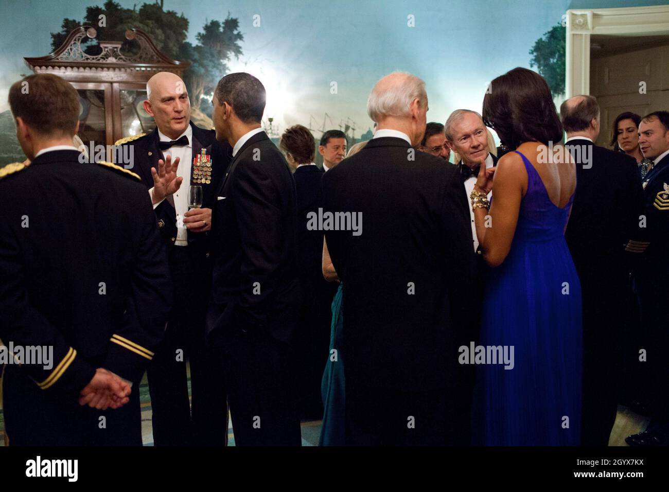 Il presidente degli Stati Uniti Barack Obama parla con il generale Raymond odierno, capo di stato maggiore dell'esercito degli Stati Uniti, mentre First Lady Michelle Obama parla con il vicepresidente Joe Biden e il Gen. Martin Dempsey, presidente dei capi di stato maggiore, Durante una cena del Dipartimento della Difesa nella Sala Diplomatica della Casa Bianca, 29 febbraio 2012. Il Presidente e la First Lady hanno ospitato la cena per onorare i membri delle forze Armate che hanno servito in operazione Iraqi Freedom and Operation New Dawn, e per onorare le loro famiglie. Credito obbligatorio: Pete Souza - Casa Bianca via CNP Foto Stock