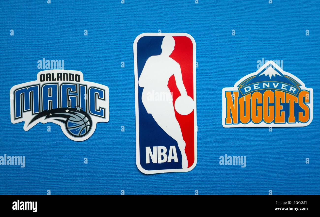 1 ottobre 2021, Springfield, USA, emblemi dei Denver Nuggets e delle squadre di basket Orlando Magic su sfondo blu. Foto Stock