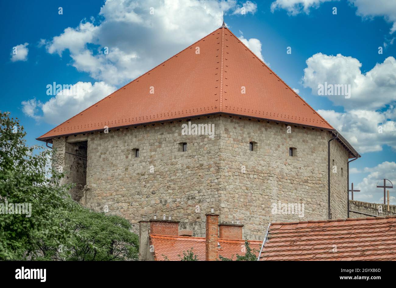 Vista della torre della porta di Varkoch appena restaurata al castello di Eger sito di una grande battaglia tra i turchi e gli ungheresi nel Medioevo con cl Foto Stock