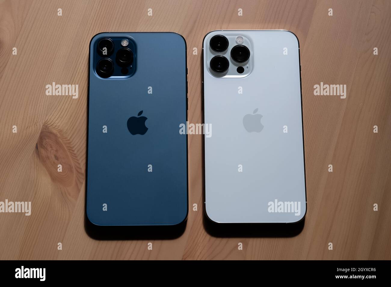 IPhone 13 Pro Max in argento e iPhone 12 Pro Max in blu Pacifico Foto stock  - Alamy
