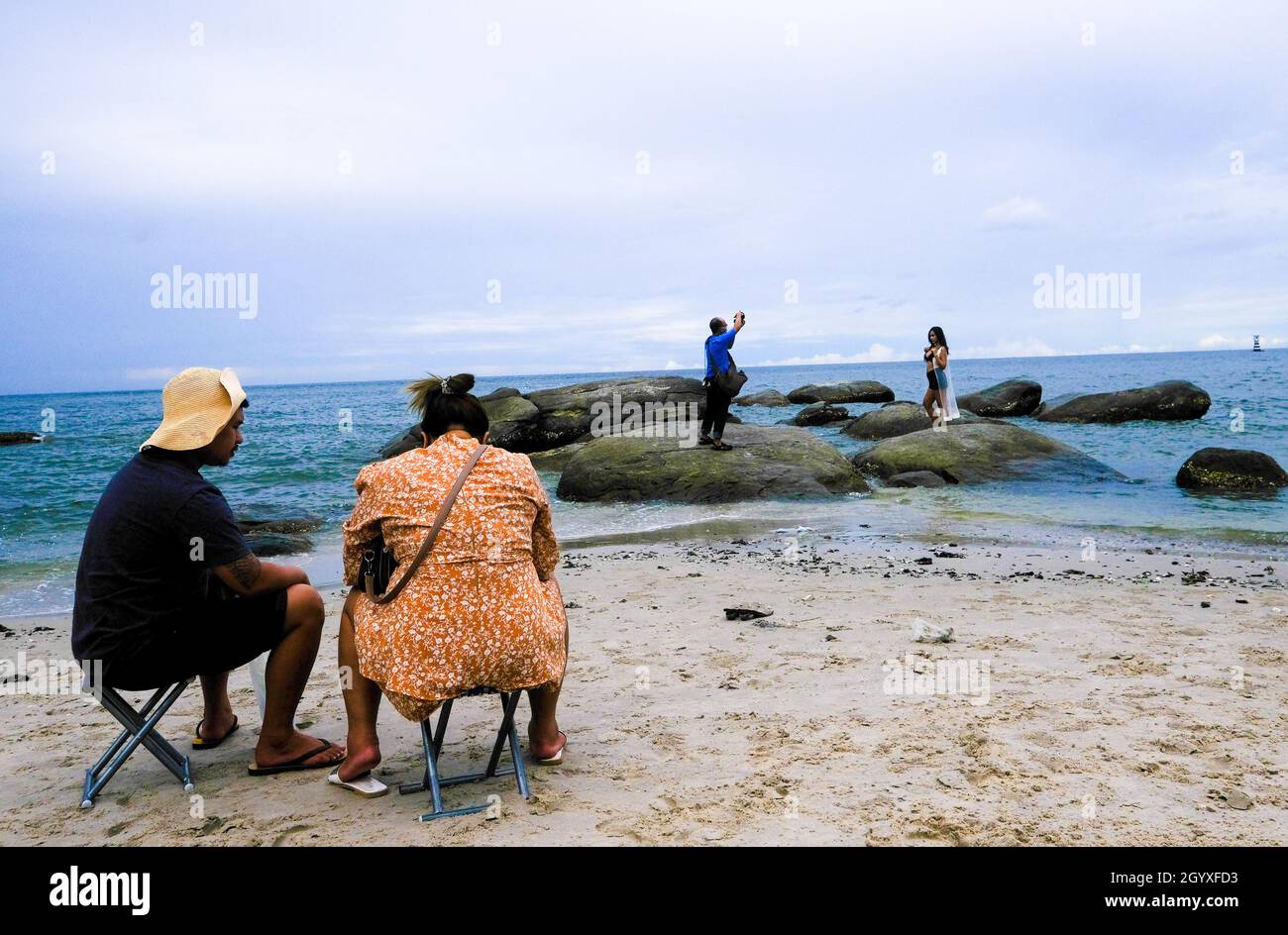 La gente thailandese si diverte durante un fine settimana sulla spiaggia a Hua Hin, Thailandia Foto Stock