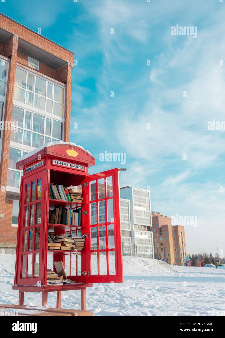 Tomsk, Russia, 15 novembre 2020: La libreria in stile telefono con nota in russo libero scambio di libri Foto Stock