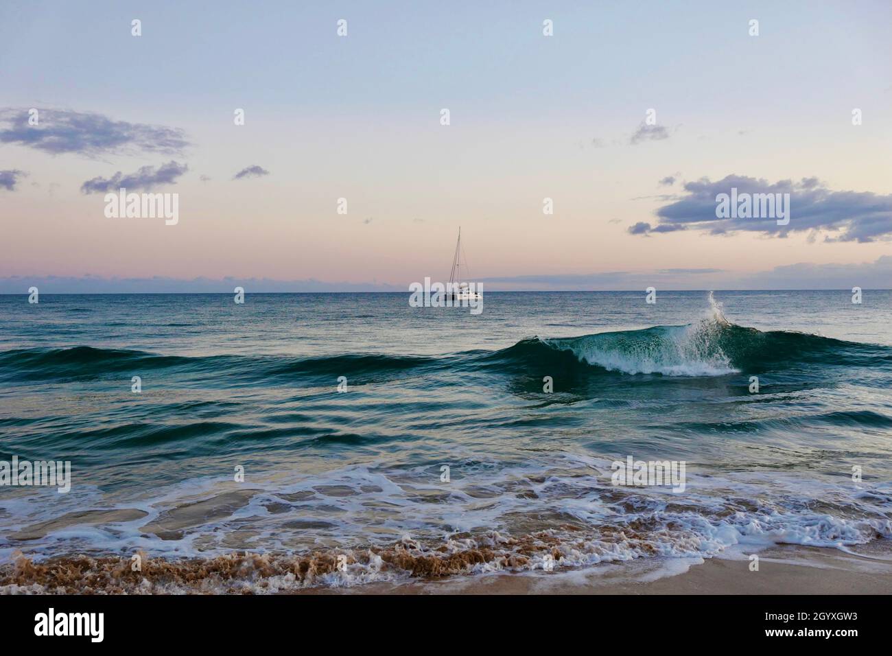 Barca a vela ancorata alla spiaggia di Kekaha a Kauai Foto Stock