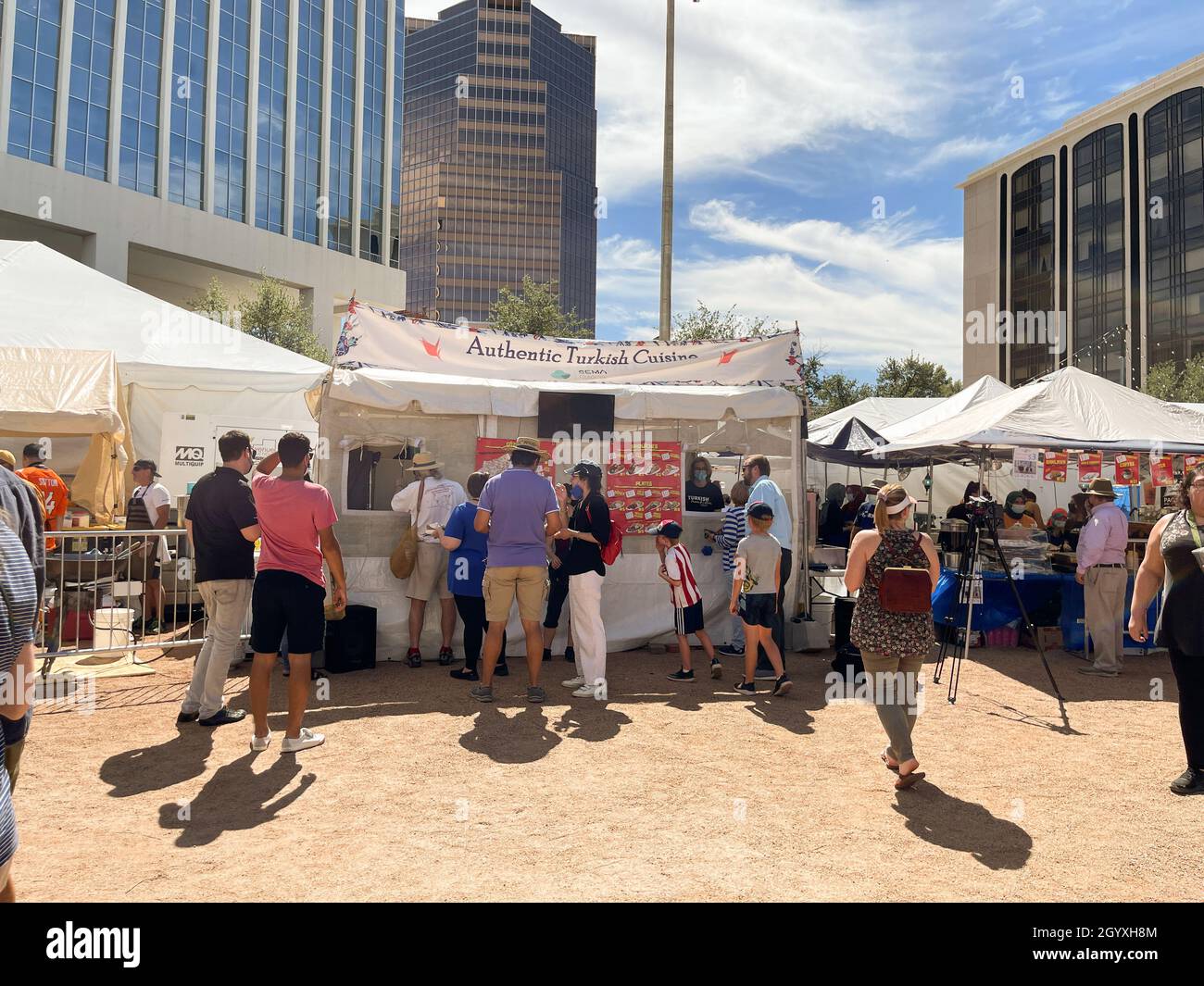 Persone in linea ai camion alimentari al festival Tucson. Foto Stock