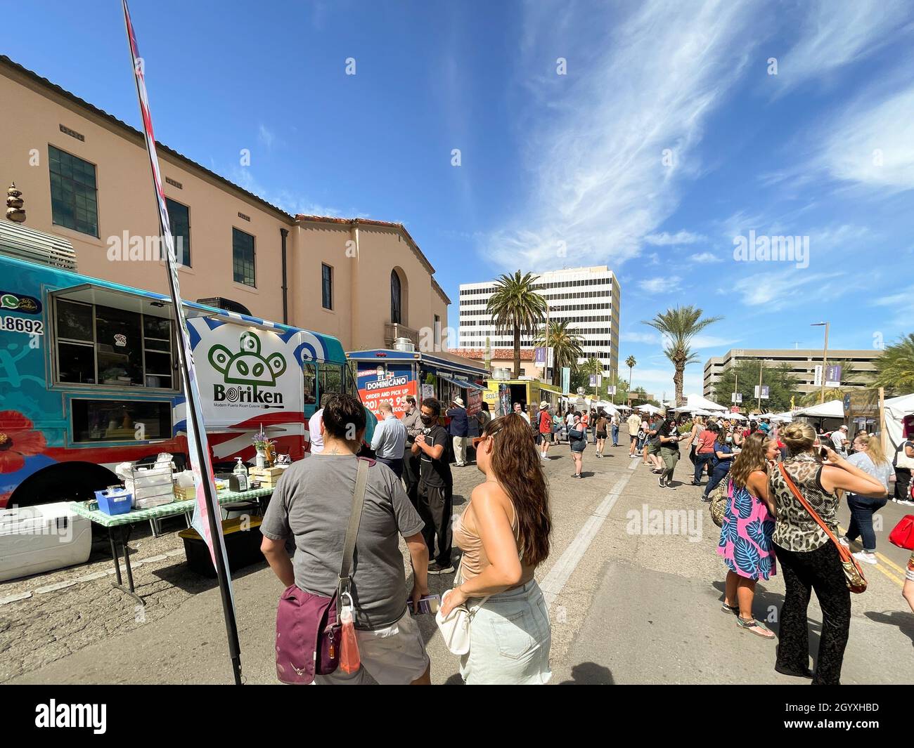 Persone in linea ai camion alimentari al festival Tucson. Foto Stock