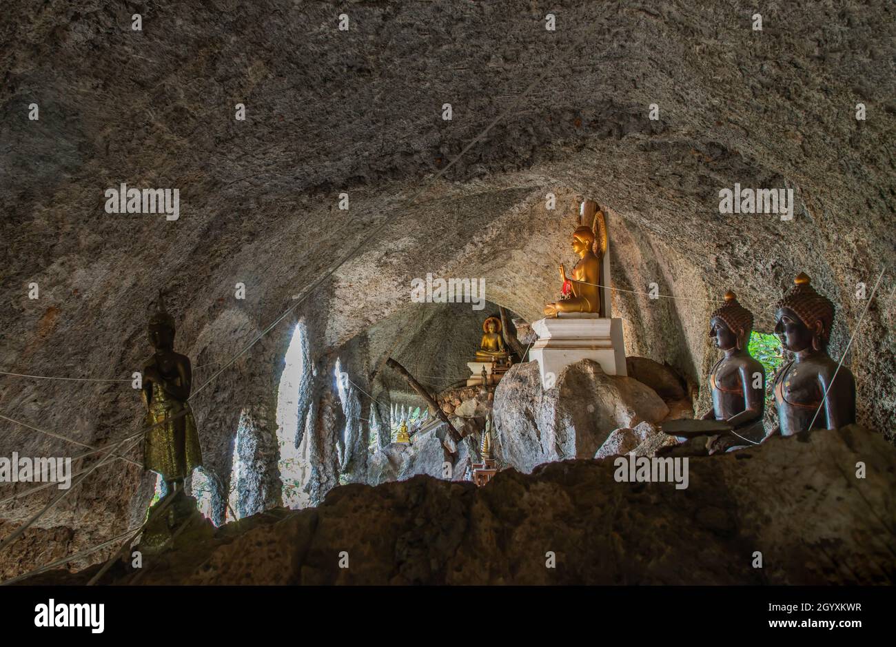 L'immagine del buddha all'interno della grotta di Sumangklo ed è il più antico e tempietto di roccia calcarea della provincia di Lampang. Nessuna messa a fuoco, in particolare. Foto Stock