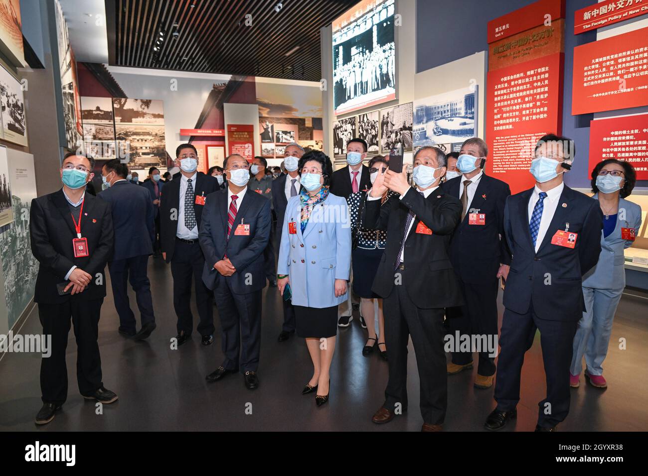 Pechino, Cina. 8 Ott 2021. Gli ospiti di un'attività commemorativa che segna il 110° anniversario della Rivoluzione del 1911 visitano il rivoluzionario museo commemorativo nelle colline fragranti di Pechino, capitale della Cina, 8 ottobre 2021. Credit: Chen Yehua/Xinhua/Alamy Live News Foto Stock