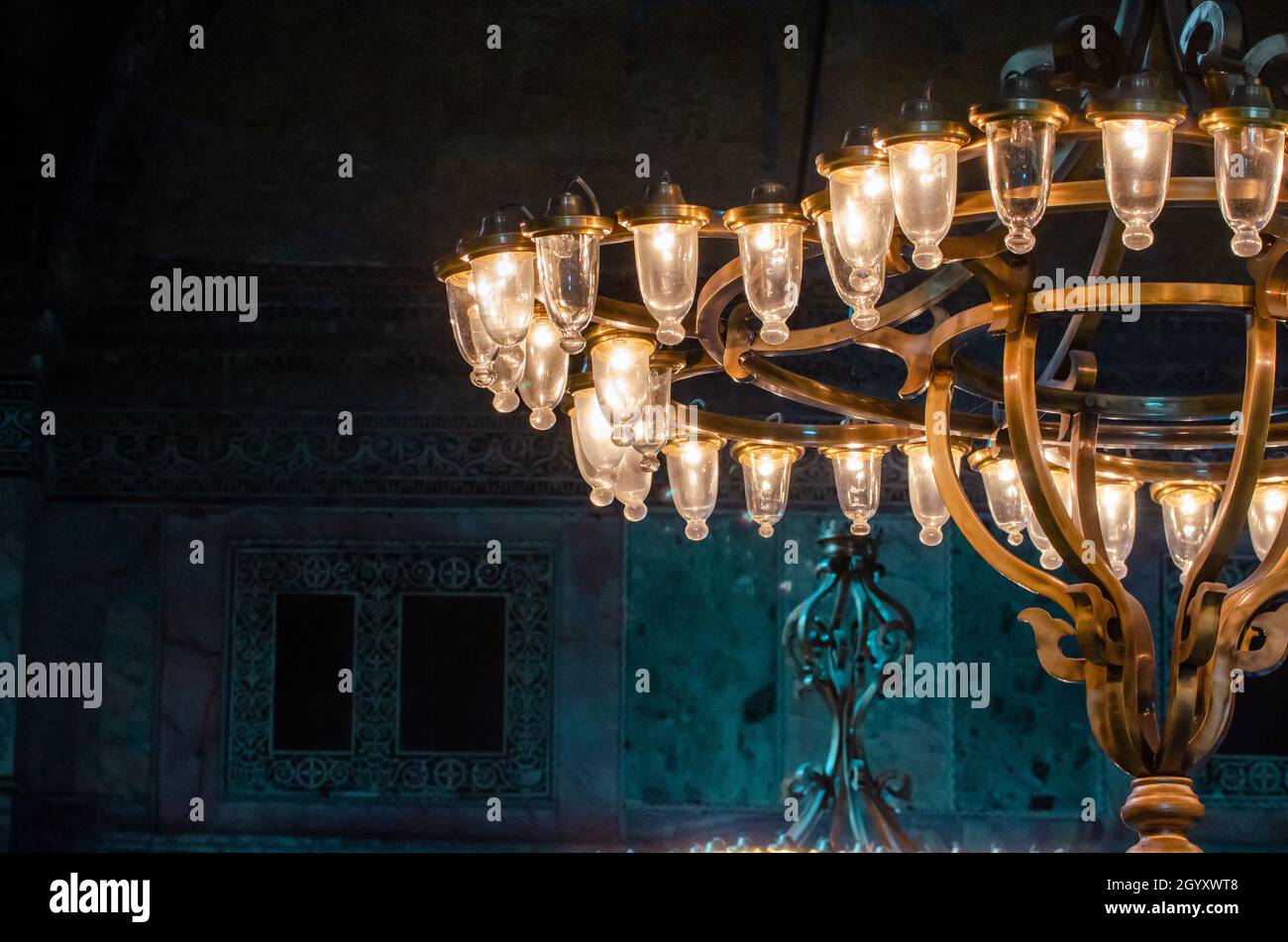 Una foto ravvicinata di un elegante lampadario antico a Hagia Sophia a Istanbul. Foto di alta qualità Foto Stock
