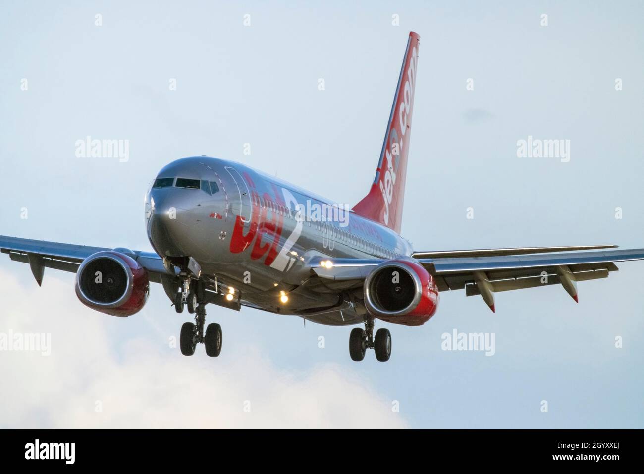 Jet2.com Boeing 737-86N (Reg.: G-DRTN) sulla pista 31 delle finali lunghe. Foto Stock