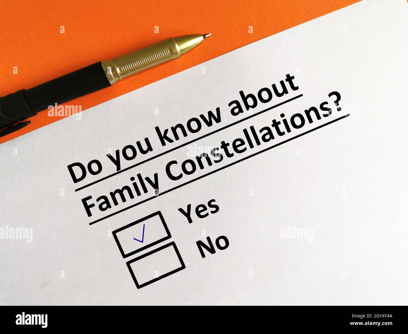 Una persona sta rispondendo alla domanda sulla psicoterapia. La persona conosce la costellazione della famiglia Foto Stock