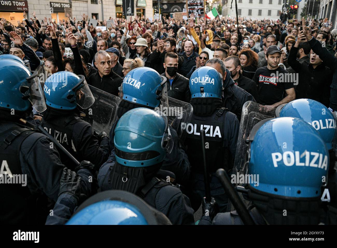 Milano, Italia. 9 ottobre 2021. Le persone si confrontano con gli ufficiali di polizia in marcia sommossa durante una demo No Green Pass per protestare contro l'introduzione delle misure del governo per combattere il covid-19 coronavirus pandemic Credit: Piero Crociatti/Alamy Live News Foto Stock