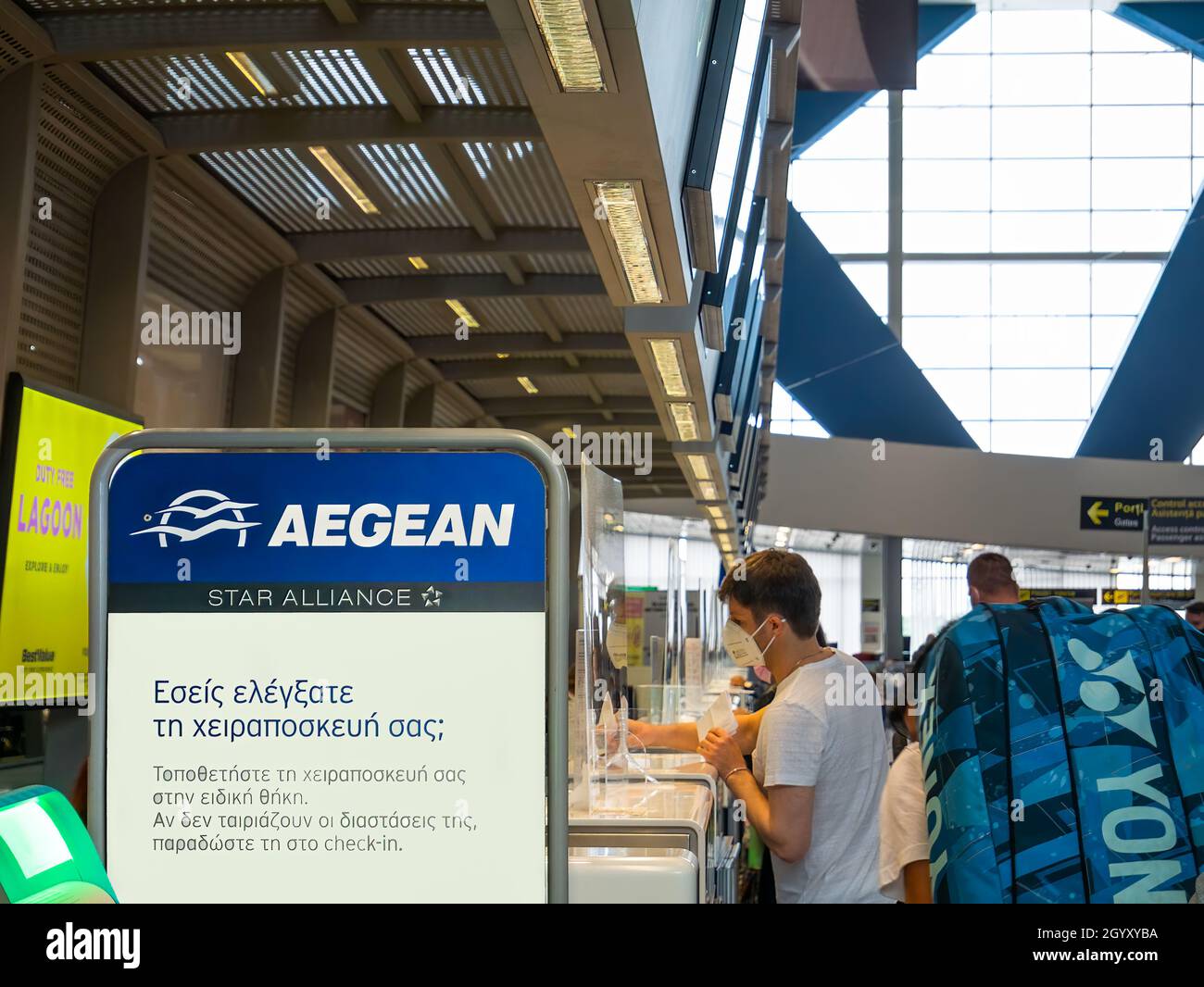 Bucarest, Romania - 08.28.2021: Banchi check-in Aegean Airlines presso l'aeroporto internazionale Henry Coanda (Otopeni) Foto Stock