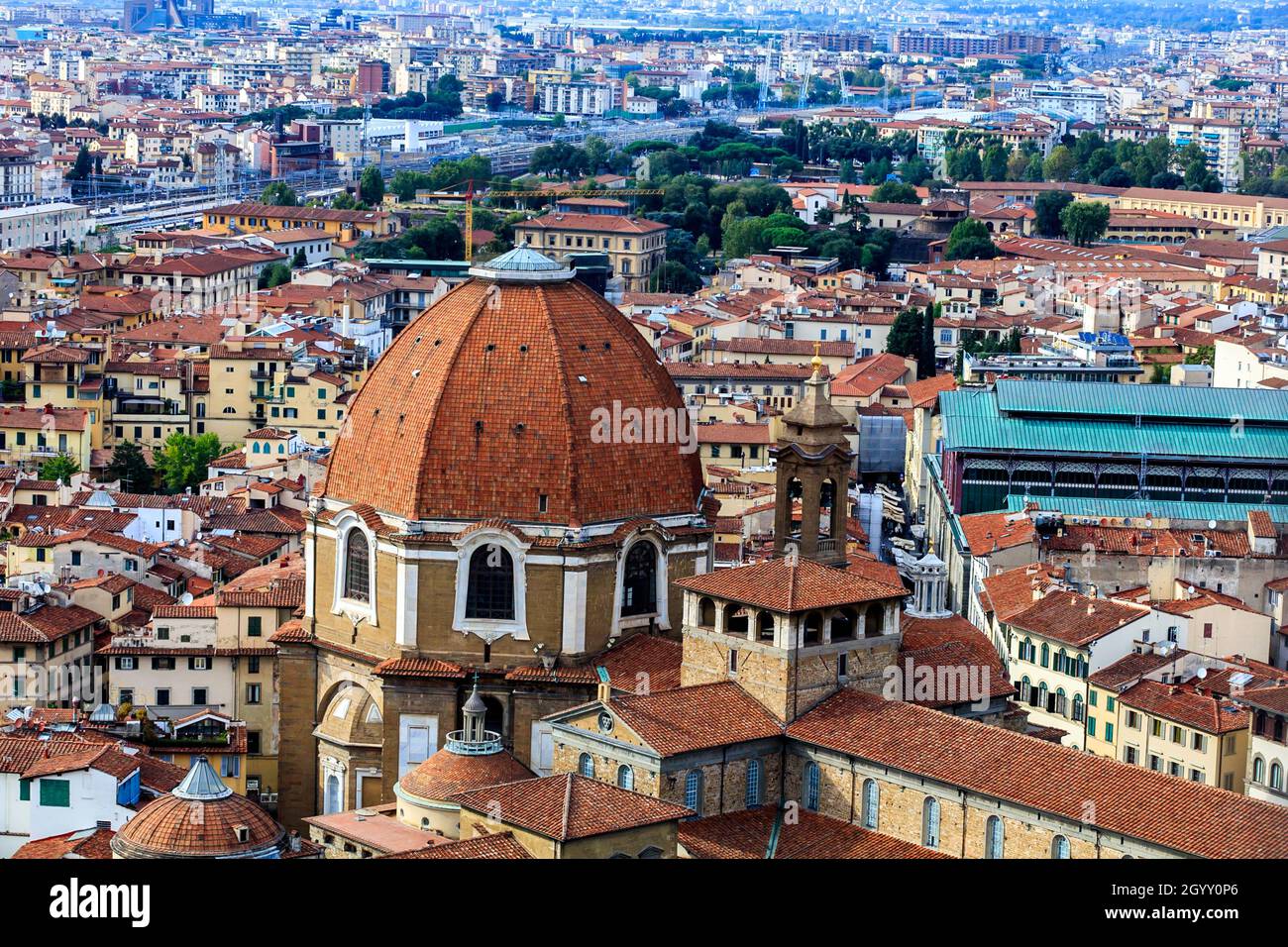 La Cappella dei Medici e la chiesa di San Lorenzo a Firenze. Ospita le tombe della famiglia Medici. La Sagrestia Nuova è stata progettata da Michelangelo. Foto Stock