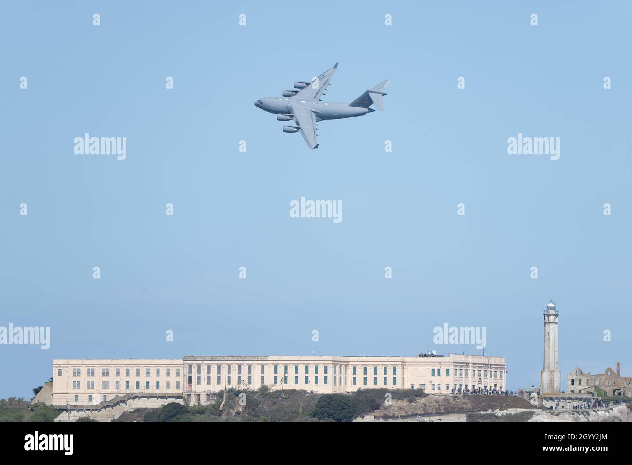 8 ottobre 2021; San Francisco, California, Stati Uniti; lo United States Air Force 437th Operations Group si esibisce sull'Alcatraz nel C-17 per gli spettatori durante la Baia di San Francisco durante la 40th Annual San Francisco Fleet Week. (Stan Szeto/immagine dello sport) Foto Stock