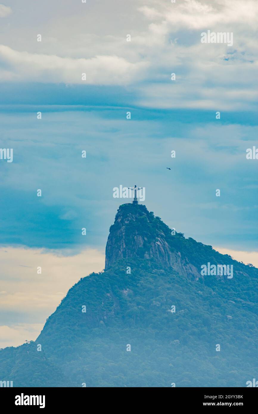 Rio de Janeiro, Brasile - CIRCA 2021: Cristo Redentore (Cristo Redentor) uno dei luoghi turistici più grandi del Brasile Foto Stock