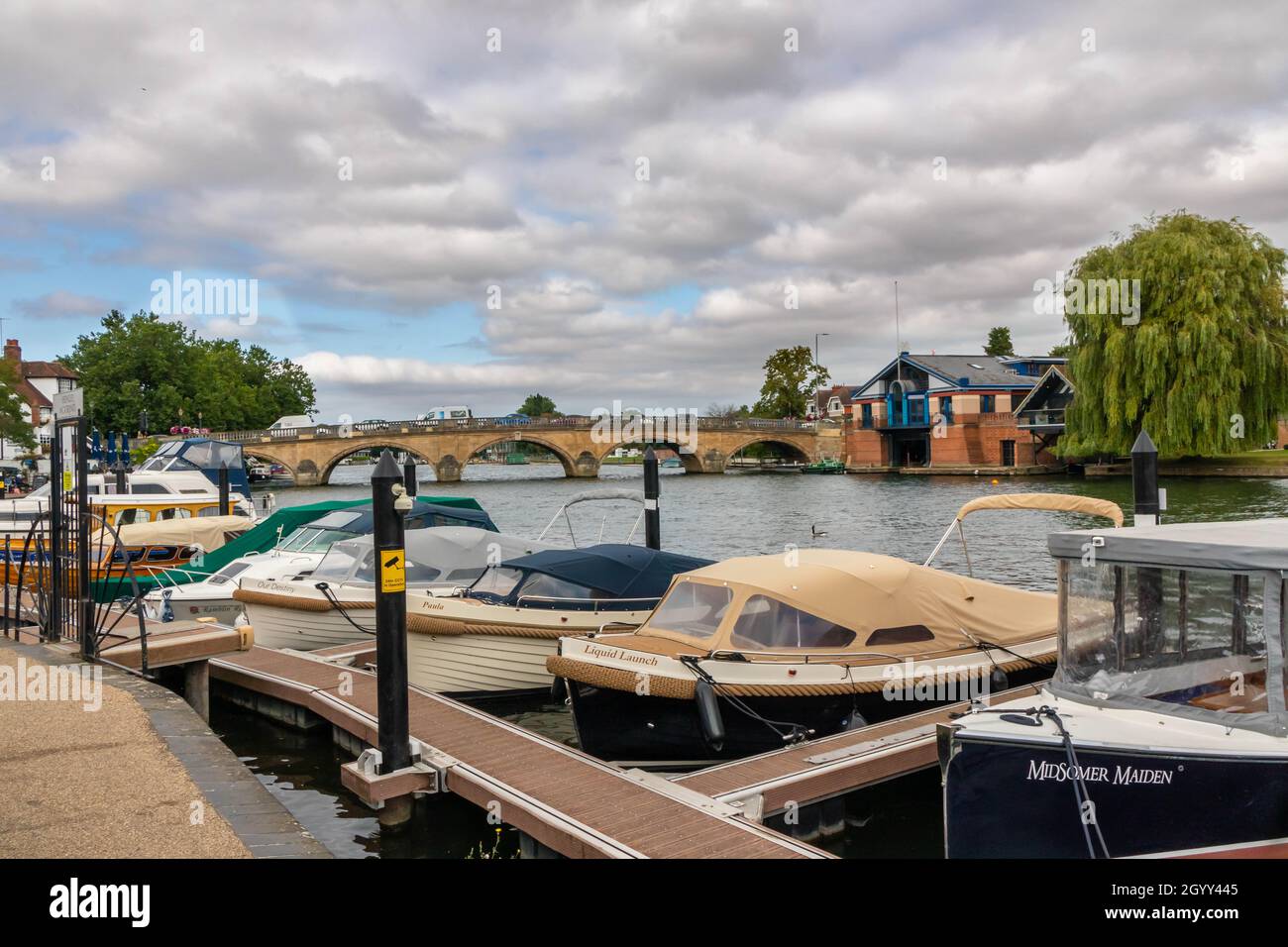 Barche ormeggiate sul Tamigi a Henley on Thames, Oxfordshire, Inghilterra, Regno Unito Foto Stock