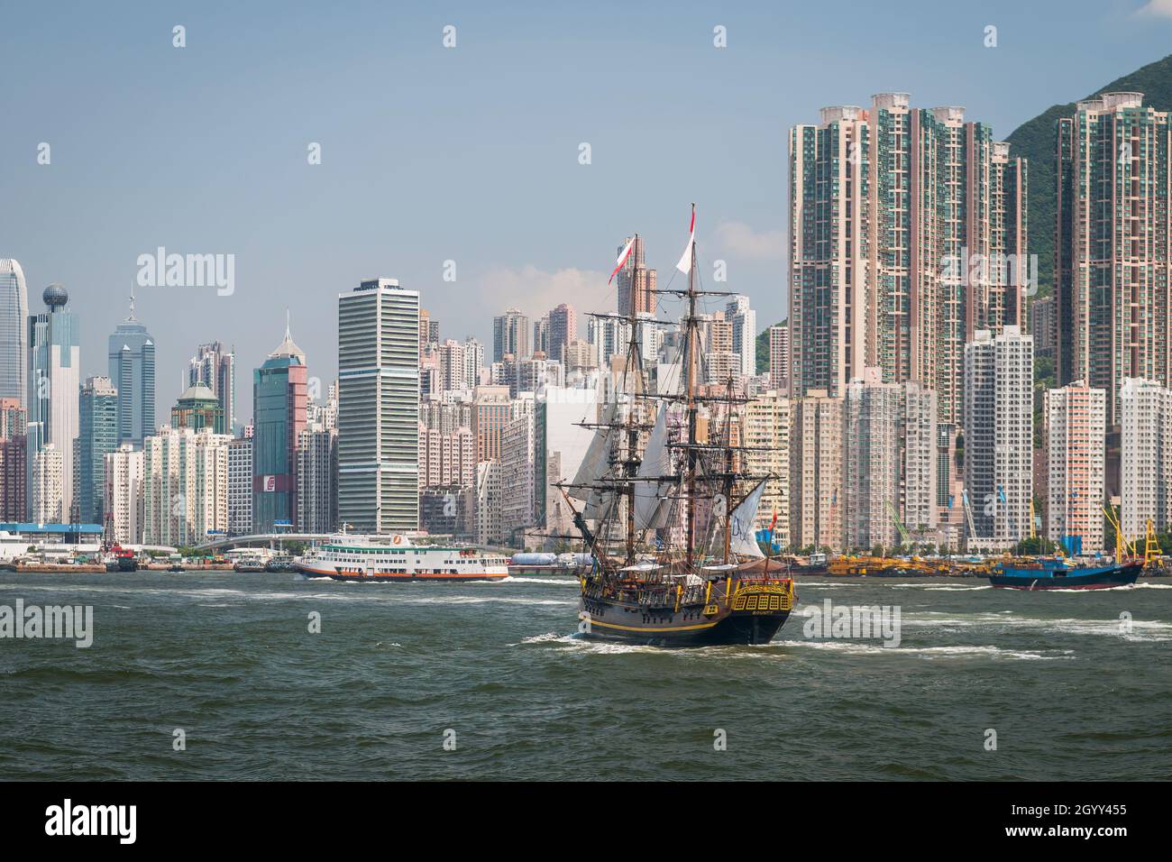 Il Bounty, una replica costruita per il film del 1984 con lo stesso nome, naviga sul Victoria Harbour, passando per Kennedy Town, Hong Kong Island, nel 2009 Foto Stock