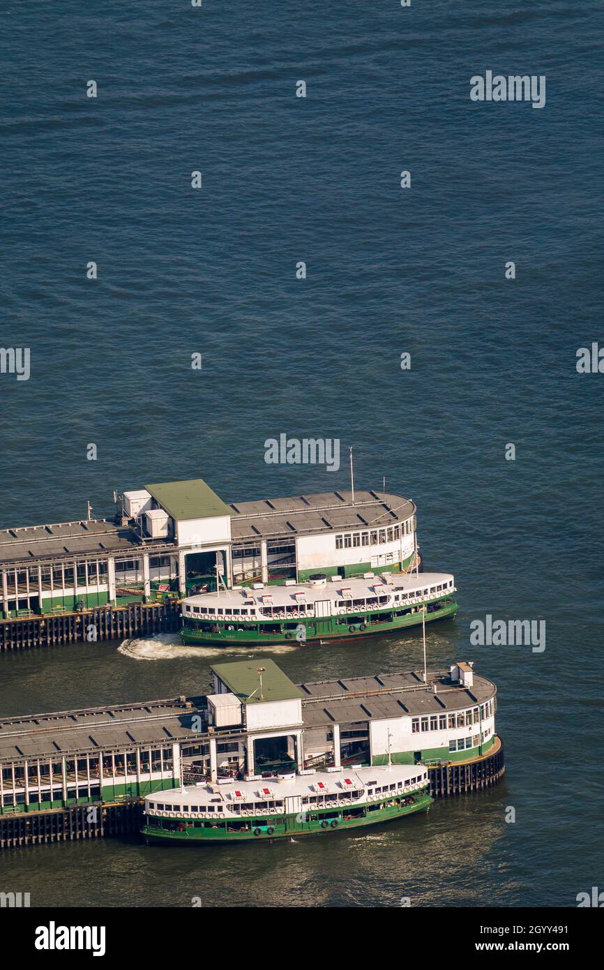 Star Ferries ai moli di Tsim Sha Tsui, Kowloon, visto dal livello 106 della ICC a West Kowloon, Hong Kong Foto Stock