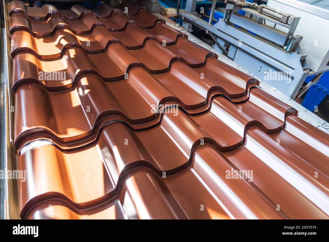 Tegole marroni in lamiera zincata e verniciata. Foto Stock