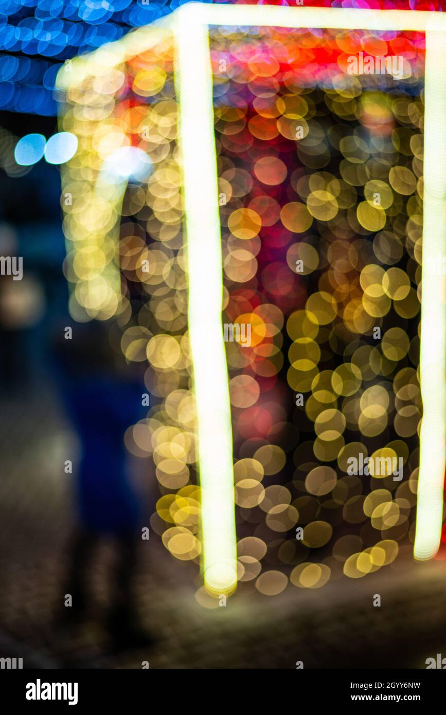 Grande regalo astratto di natale fatto di luci blurry brillanti, all'aperto Foto Stock