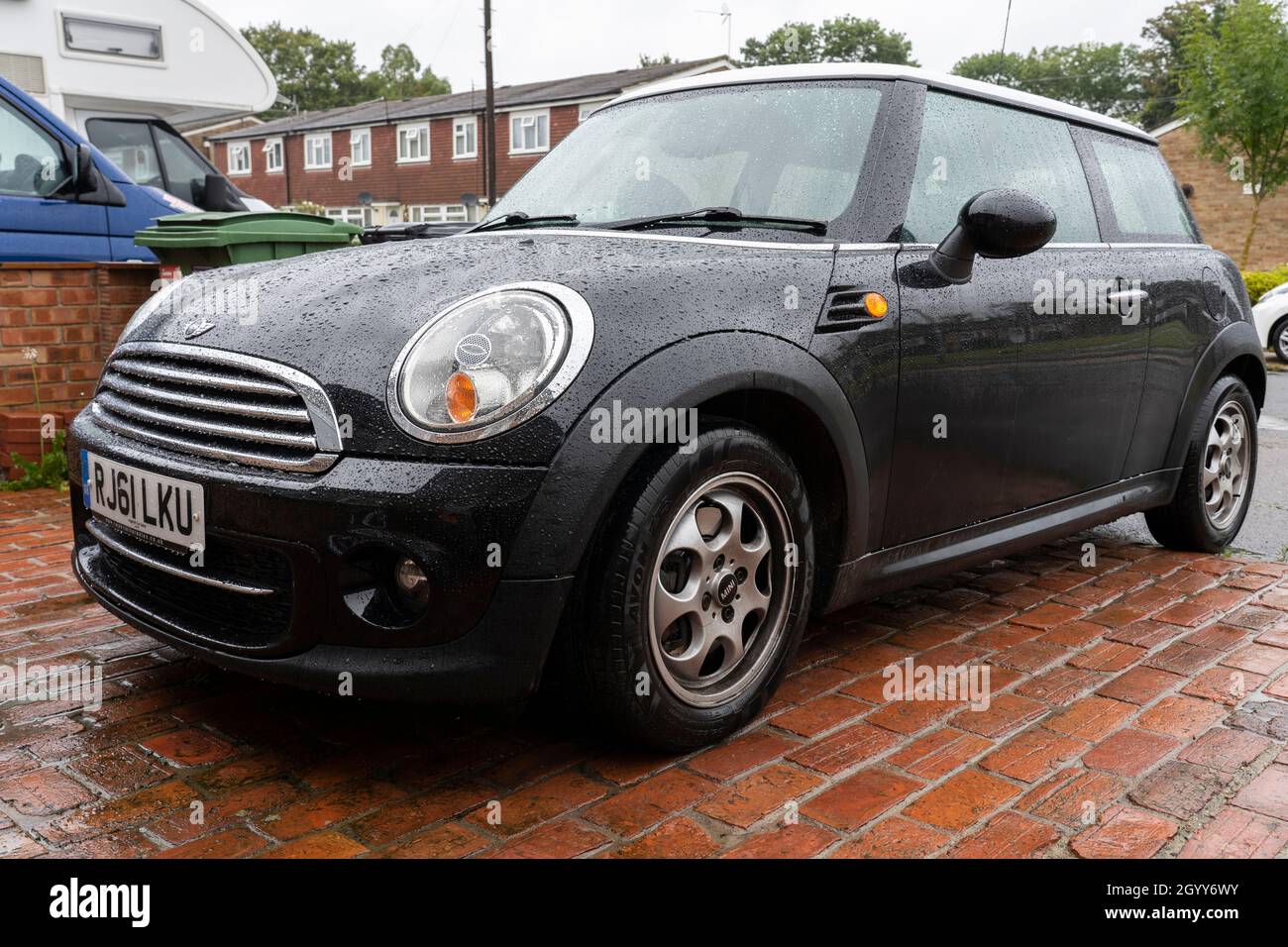 Una terza generazione nero hatchback Mini auto seduta su una casa privata strada in mattoni a Pangbourne, Regno Unito Foto Stock