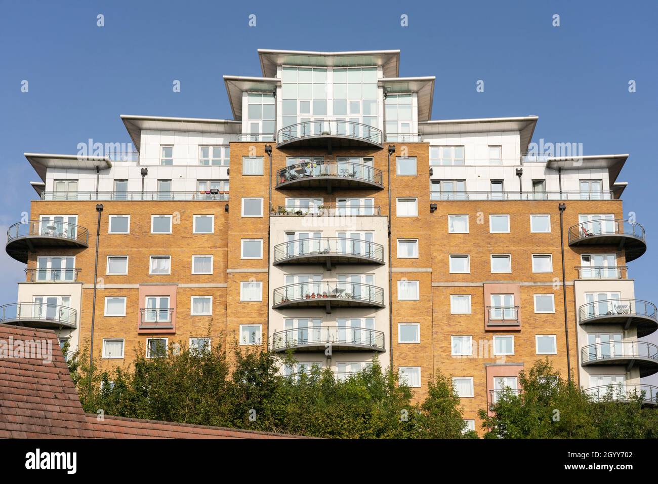 Blocchi di appartamenti in Winterthur Way che necessitano di rivestimenti in alluminio composito e terrazze in legno da sostituire per timori di rischio di incendio. Basingstoke, Regno Unito Foto Stock