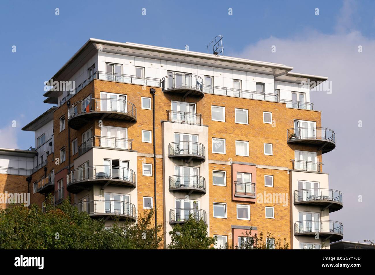 Blocchi di appartamenti in Winterthur Way che necessitano di rivestimenti in alluminio composito e terrazze in legno da sostituire per timori di rischio di incendio. Basingstoke, Regno Unito Foto Stock