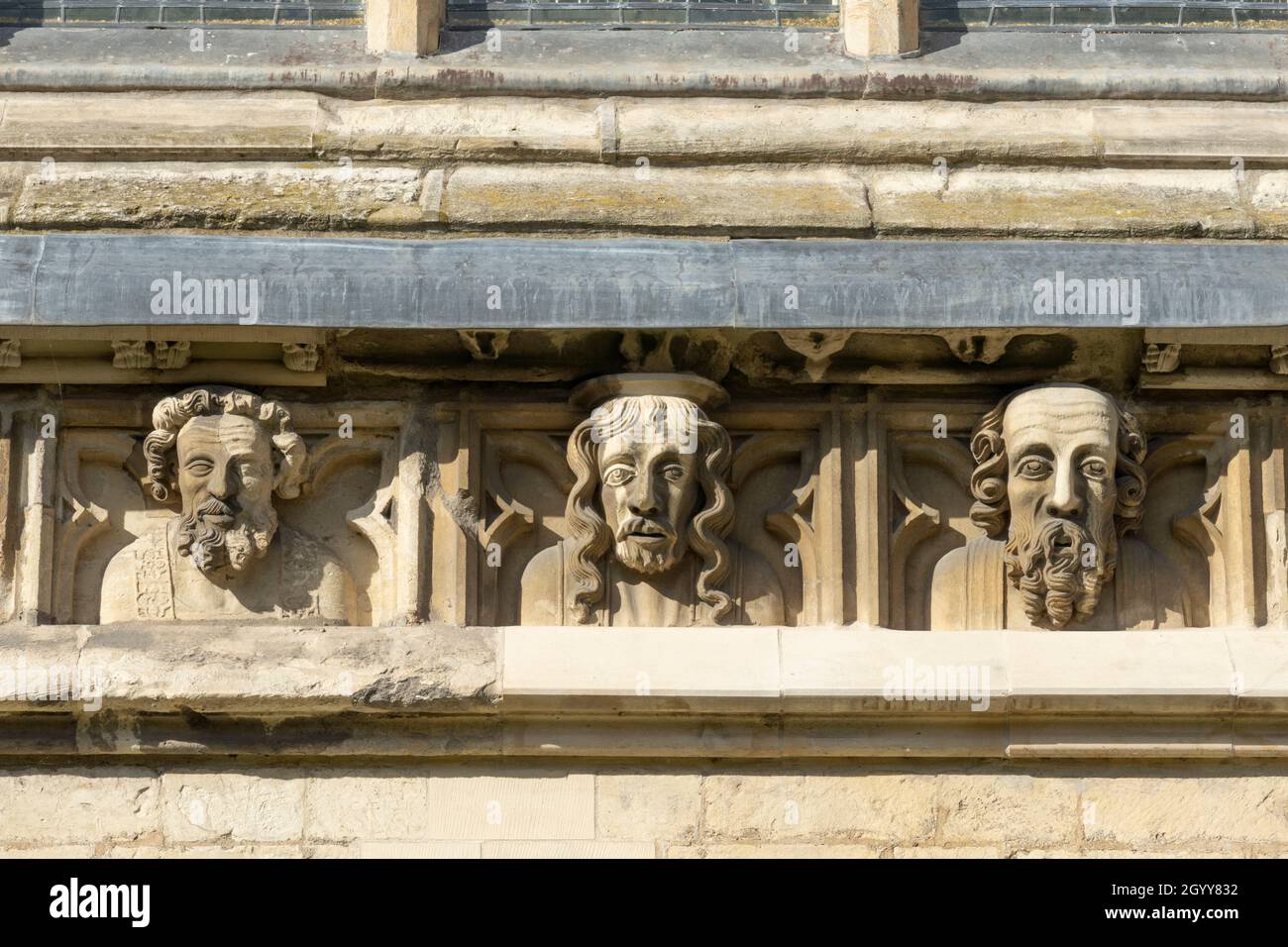 Vecchie sculture in pietra sotto la grande finestra Est, York Minster, York, North Yorkshire, Regno Unito. Foto Stock