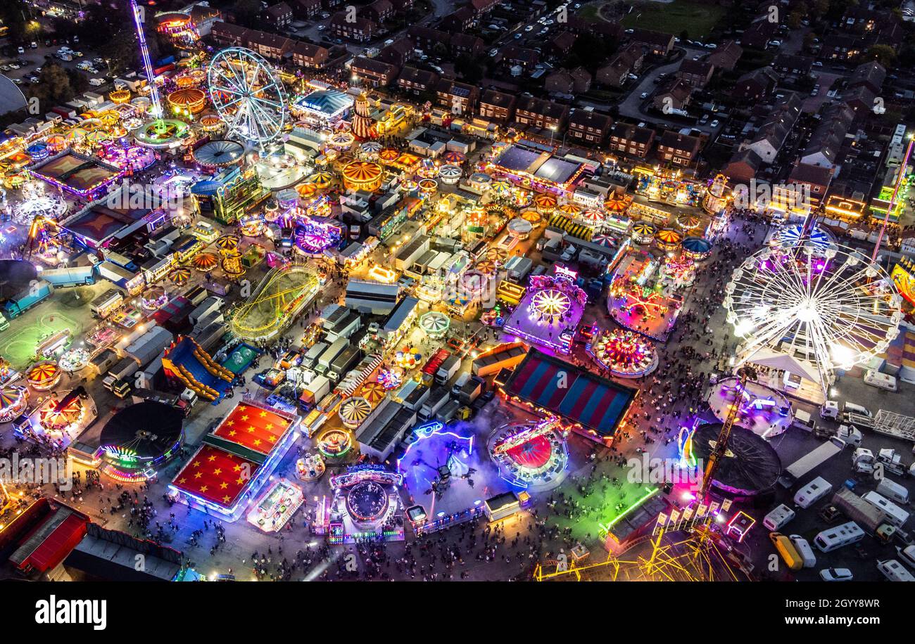 La notte di apertura della fiera di Hull, a Hull, Yorkshire, una delle più grandi fiere itineranti d'Europa, che offre oltre 250 giostre e una serie di attrazioni. Data foto: Venerdì 8 ottobre 2021. Foto Stock