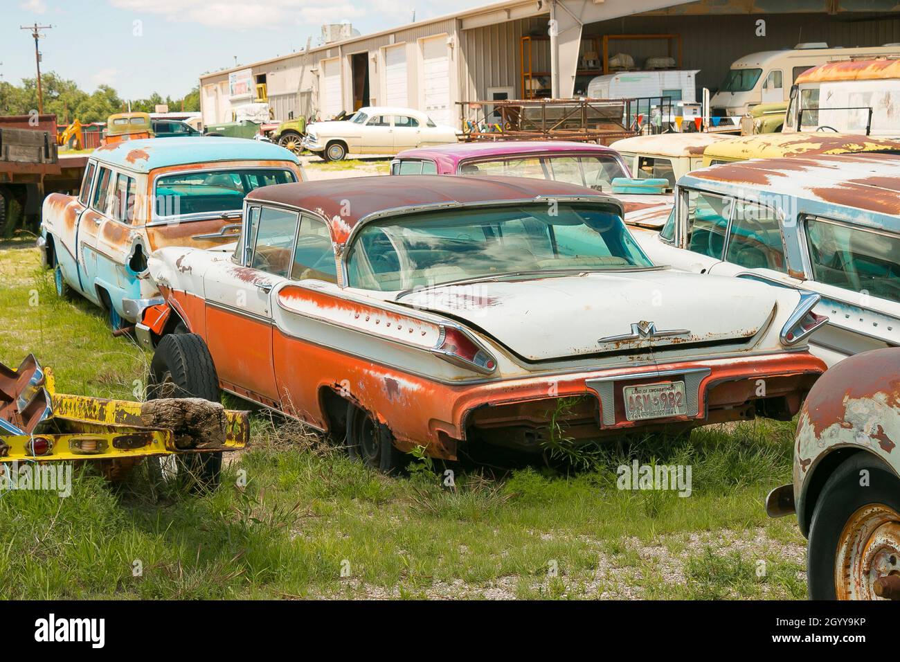 auto e camion vintage americani in junkyard Foto Stock