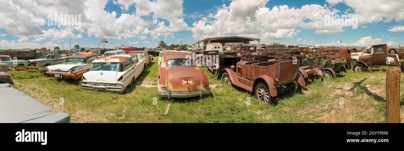 Panorama di auto e camion d'epoca americani in junkyard Foto Stock