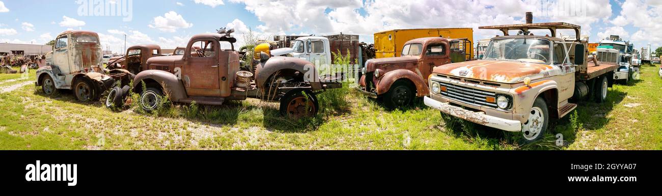 Panorama dei camion americani d'epoca in junkyard Foto Stock