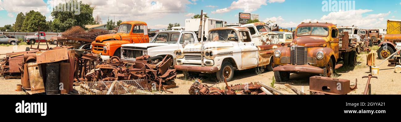 Panorama vintage auto americane e camion in junkyard Foto Stock