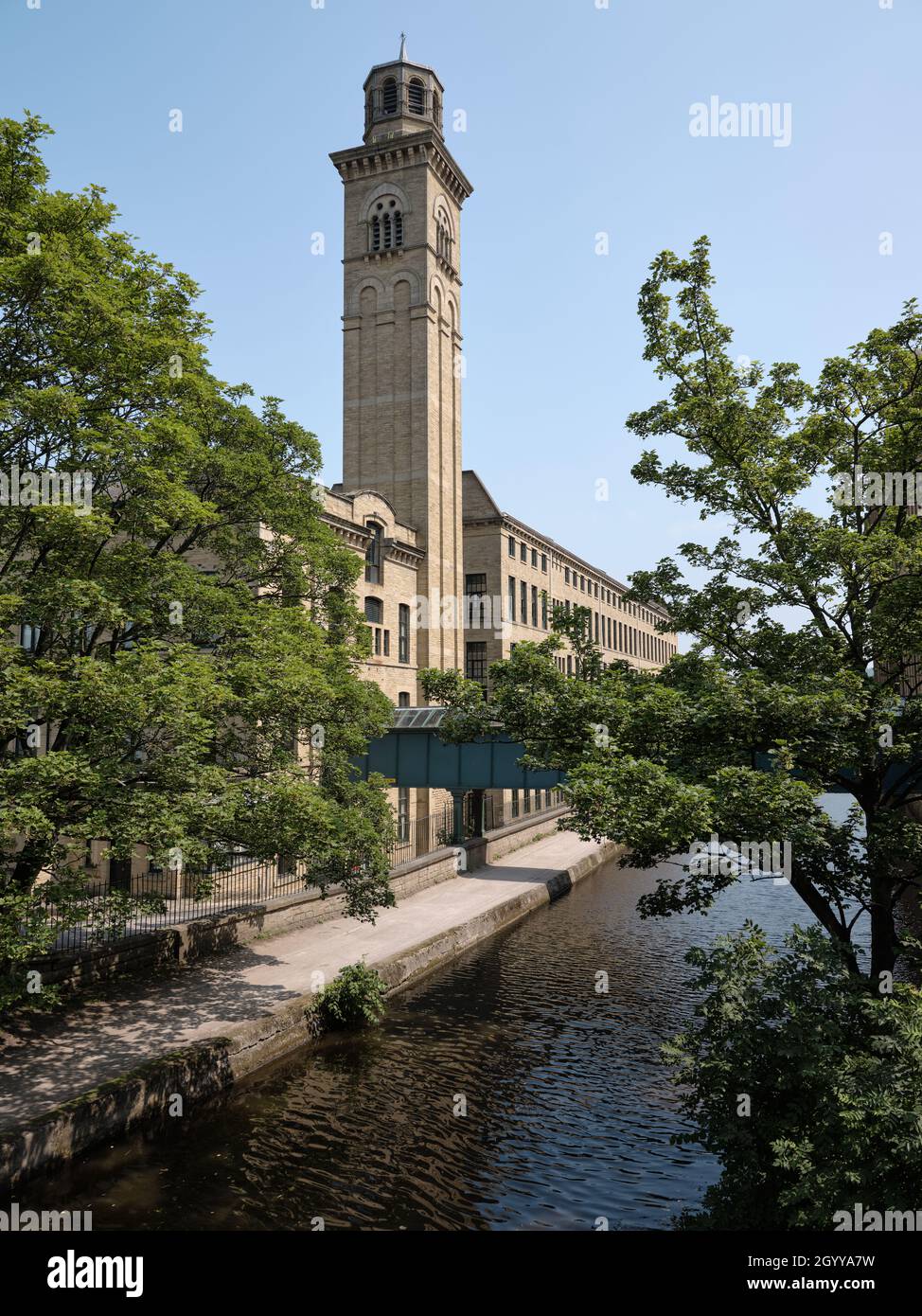 Il tessile vittoriano New Mill e il canale di Leeds Liverpool nel villaggio modello vittoriano Saltaire a Shipley, Bradford, West Yorkshire, Inghilterra Foto Stock