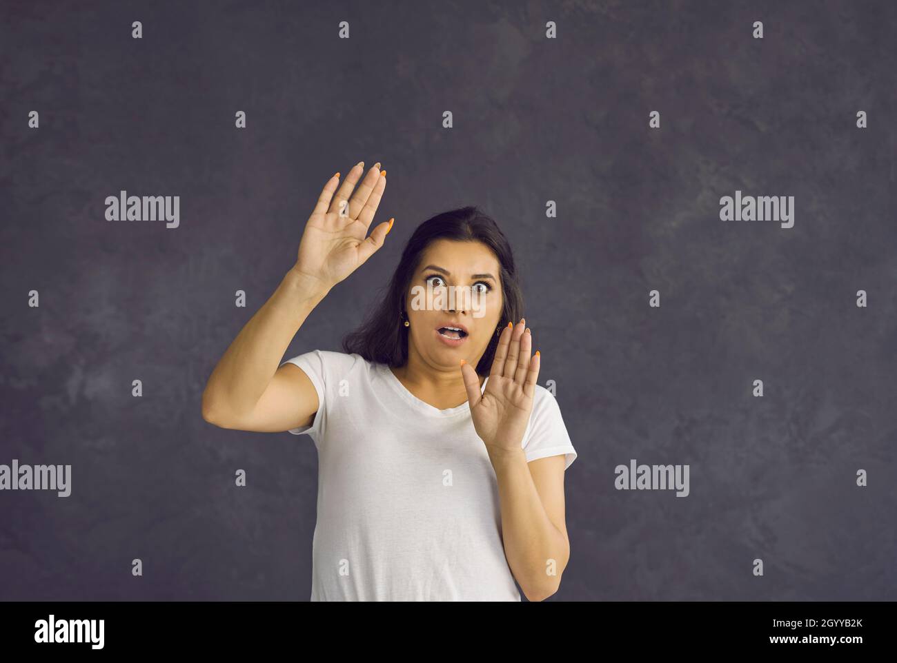 Donna latina spaventata terrorizzata da cose inaspettate Foto Stock