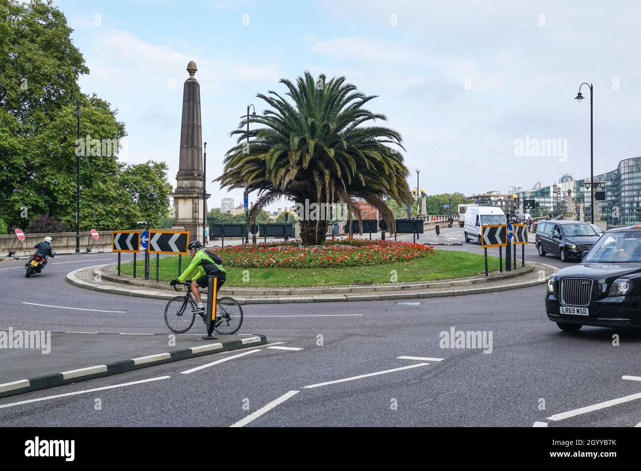 Ciclista alla rotonda di Lambeth Bridge a Westminster, Londra Inghilterra Regno Unito Foto Stock