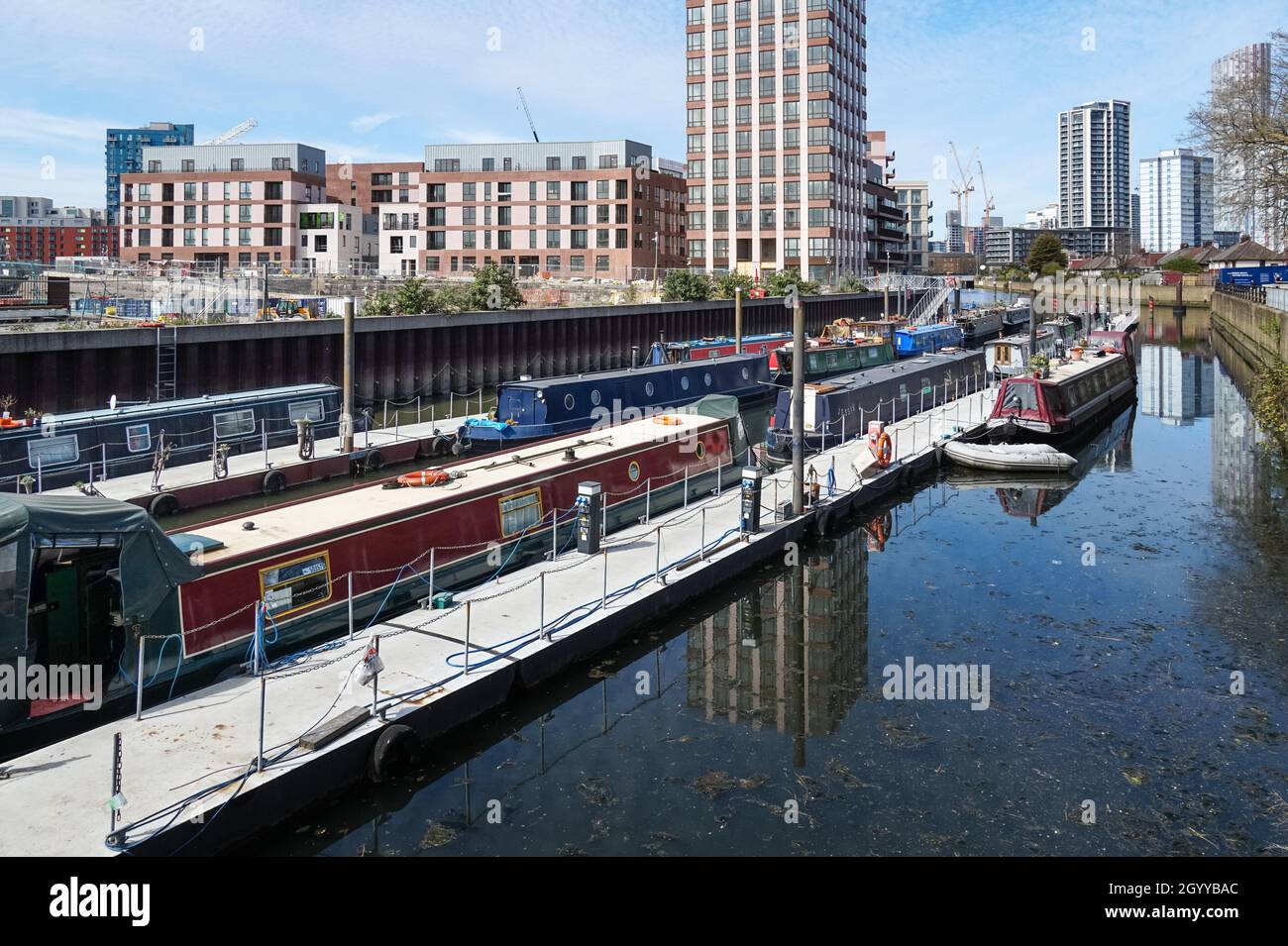 Tre mulini ormeggi residenziale su tre mulini fiume parete Weir, Londra Inghilterra Regno Unito Regno Unito Foto Stock