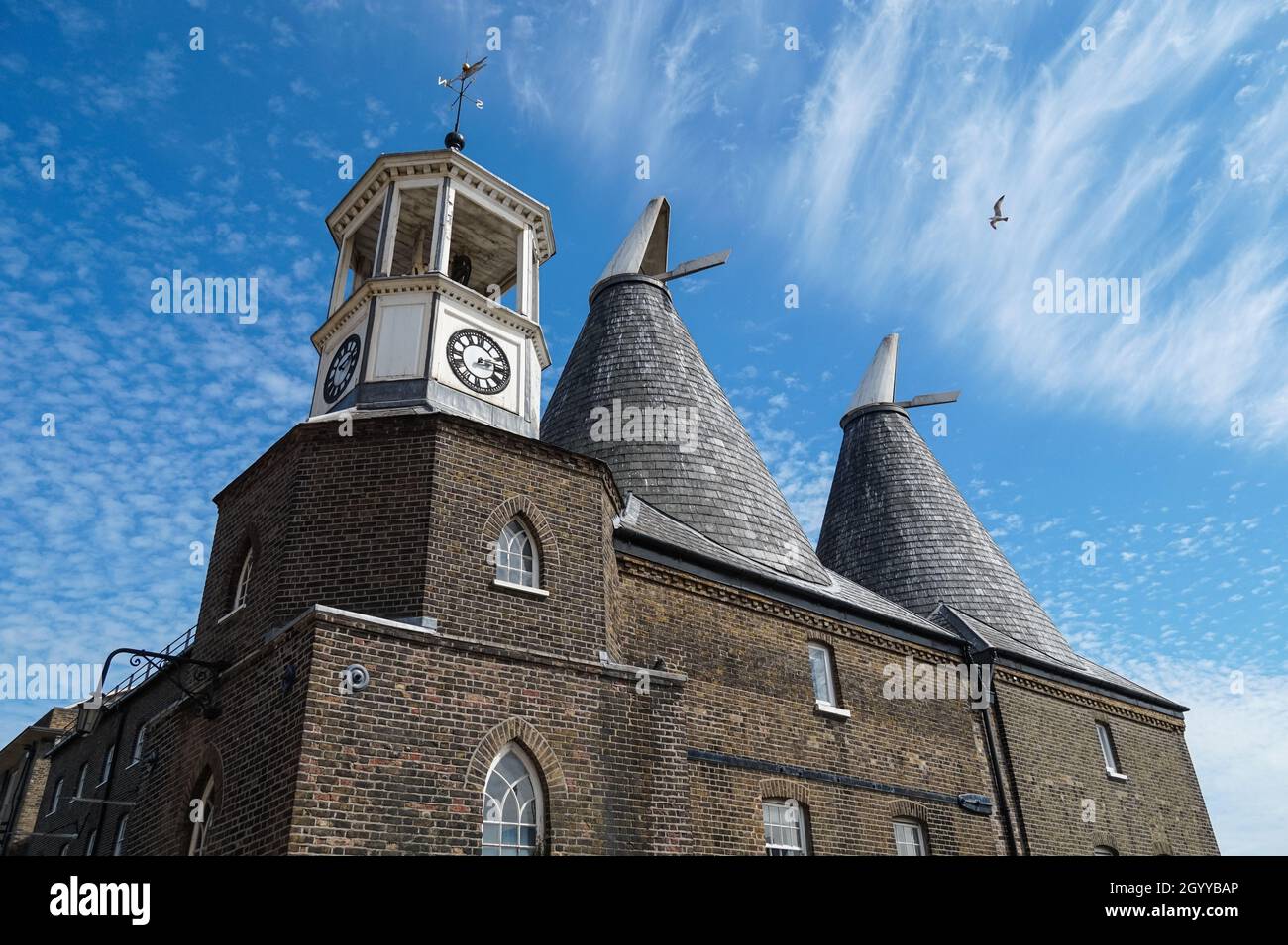 Il clock mulino a tre mulini in prua in Londra England Regno Unito Regno Unito Foto Stock Il clock mulino a tre mulini in prua in Londra England Regno Unito Regno Unito Foto Stock