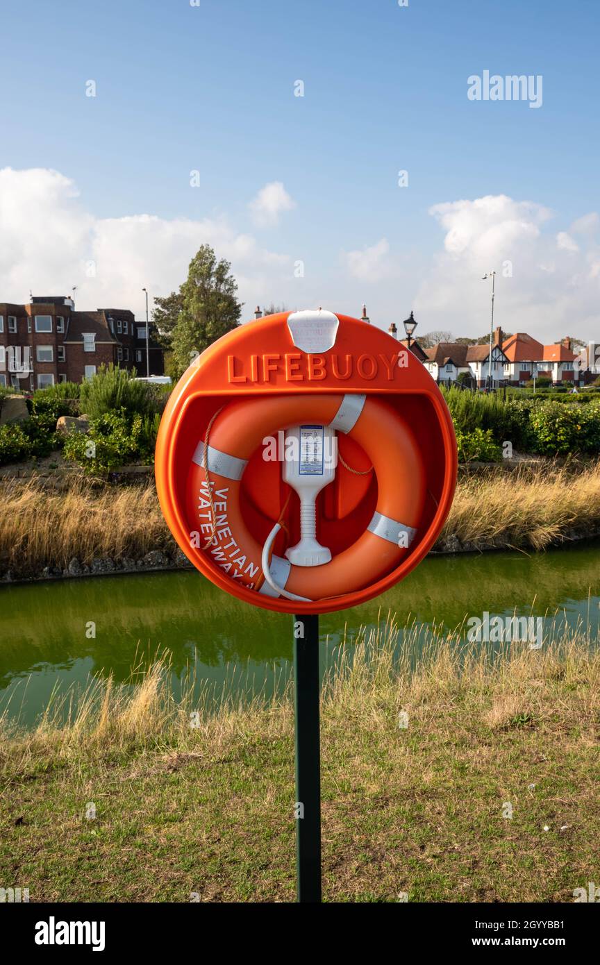 Una vivace vita arancione su un palo ai corsi d'acqua di Great Yarmouth Foto Stock