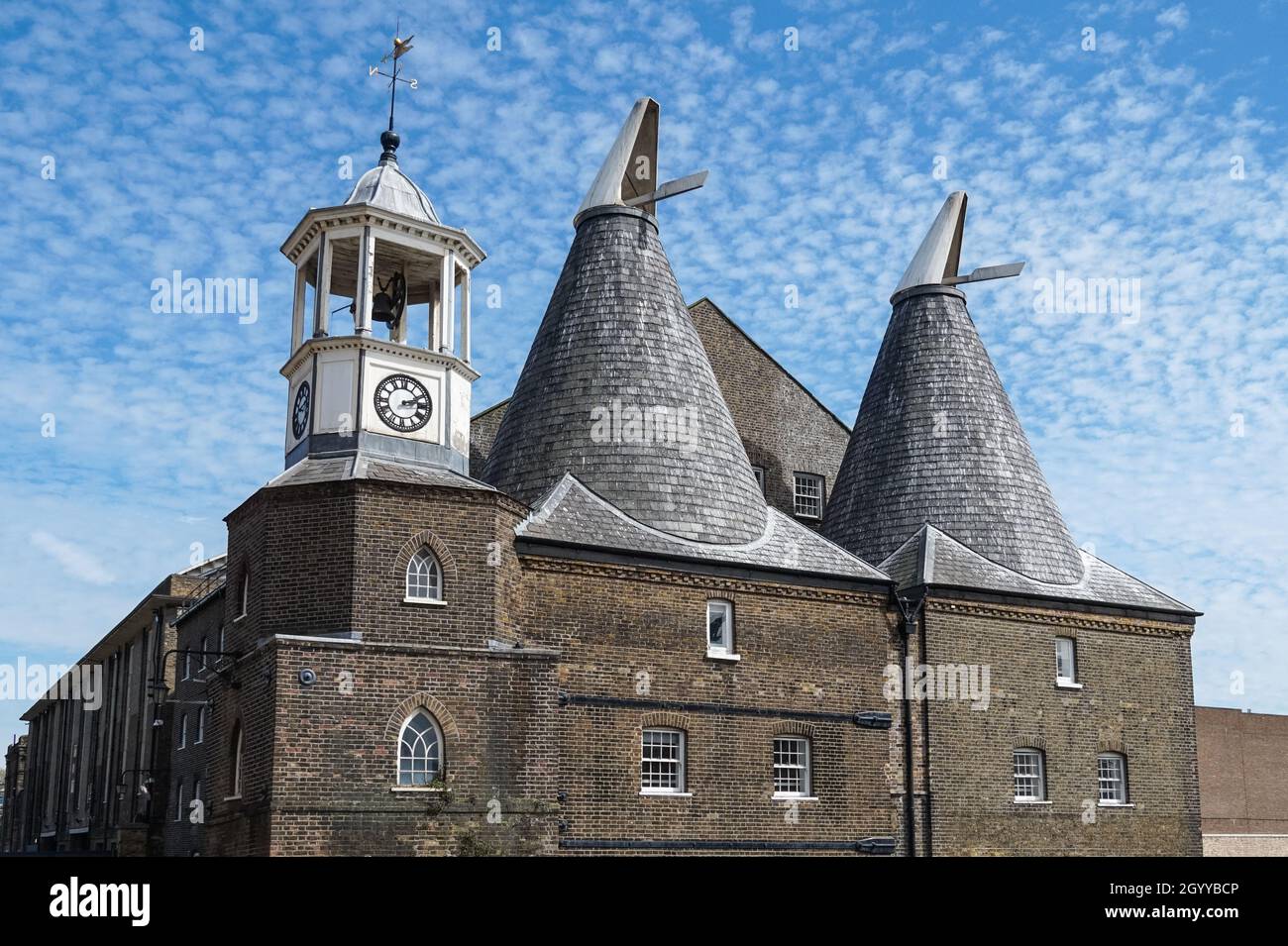 Il clock mulino a tre mulini in prua in Londra England Regno Unito Regno Unito Foto Stock Il clock mulino a tre mulini in prua in Londra England Regno Unito Regno Unito Foto Stock