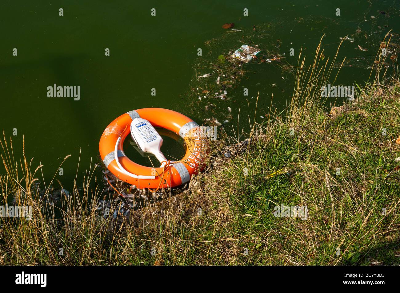 Una boa di salvataggio e corda vandalizzata e gettata nelle vie d'acqua a Great Yarmouth Foto Stock