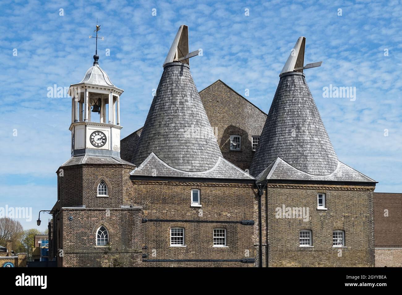 Il clock mulino a tre mulini in prua in Londra England Regno Unito Regno Unito Foto Stock Il clock mulino a tre mulini in prua in Londra England Regno Unito Regno Unito Foto Stock