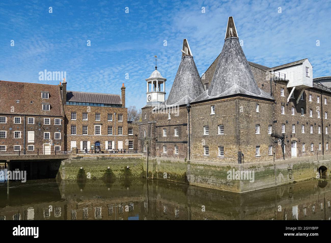Il clock mulino a tre mulini in prua in Londra England Regno Unito Regno Unito Foto Stock Il clock mulino a tre mulini in prua in Londra England Regno Unito Regno Unito Foto Stock