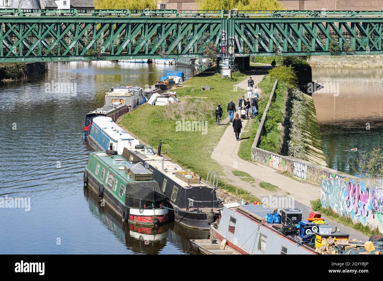 Persone che godono di tempo soleggiato lungo il fiume Lea, Londra Inghilterra Regno Unito Foto Stock