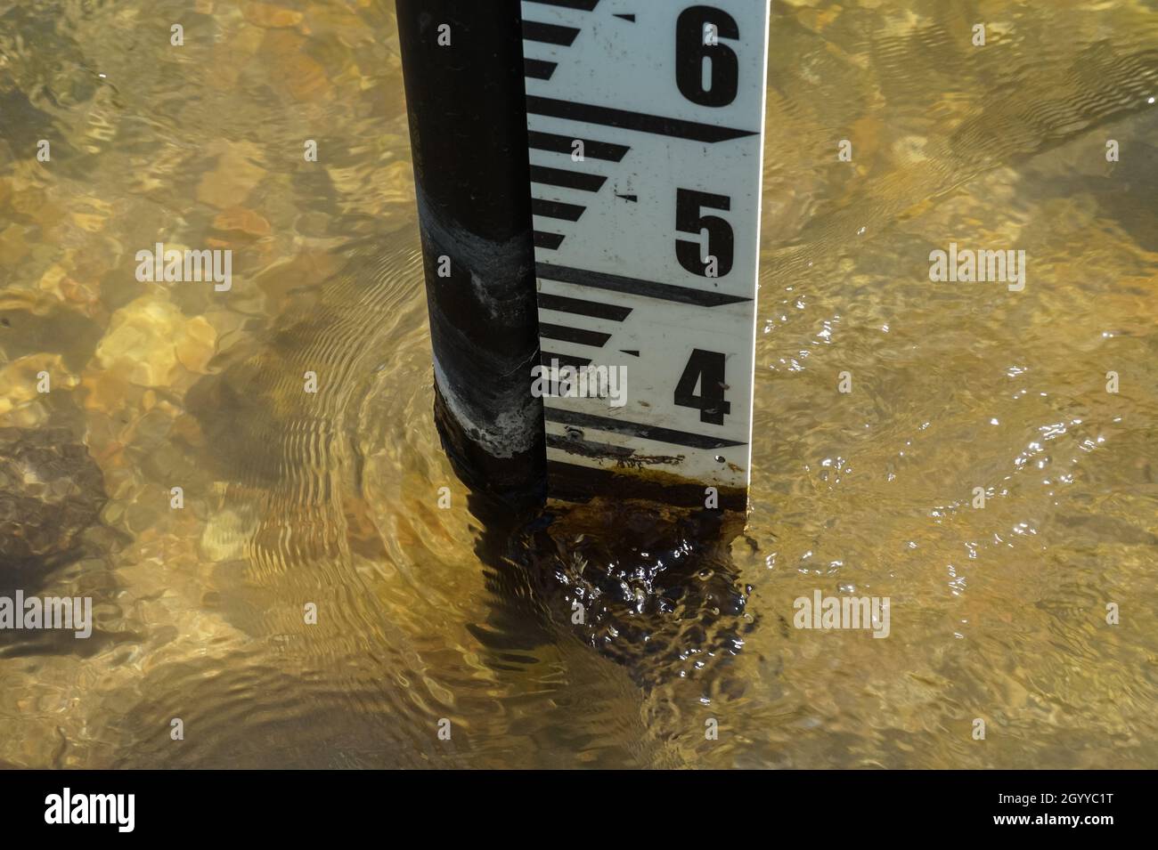 Indicatore del livello dell'acqua su un fiume Foto Stock