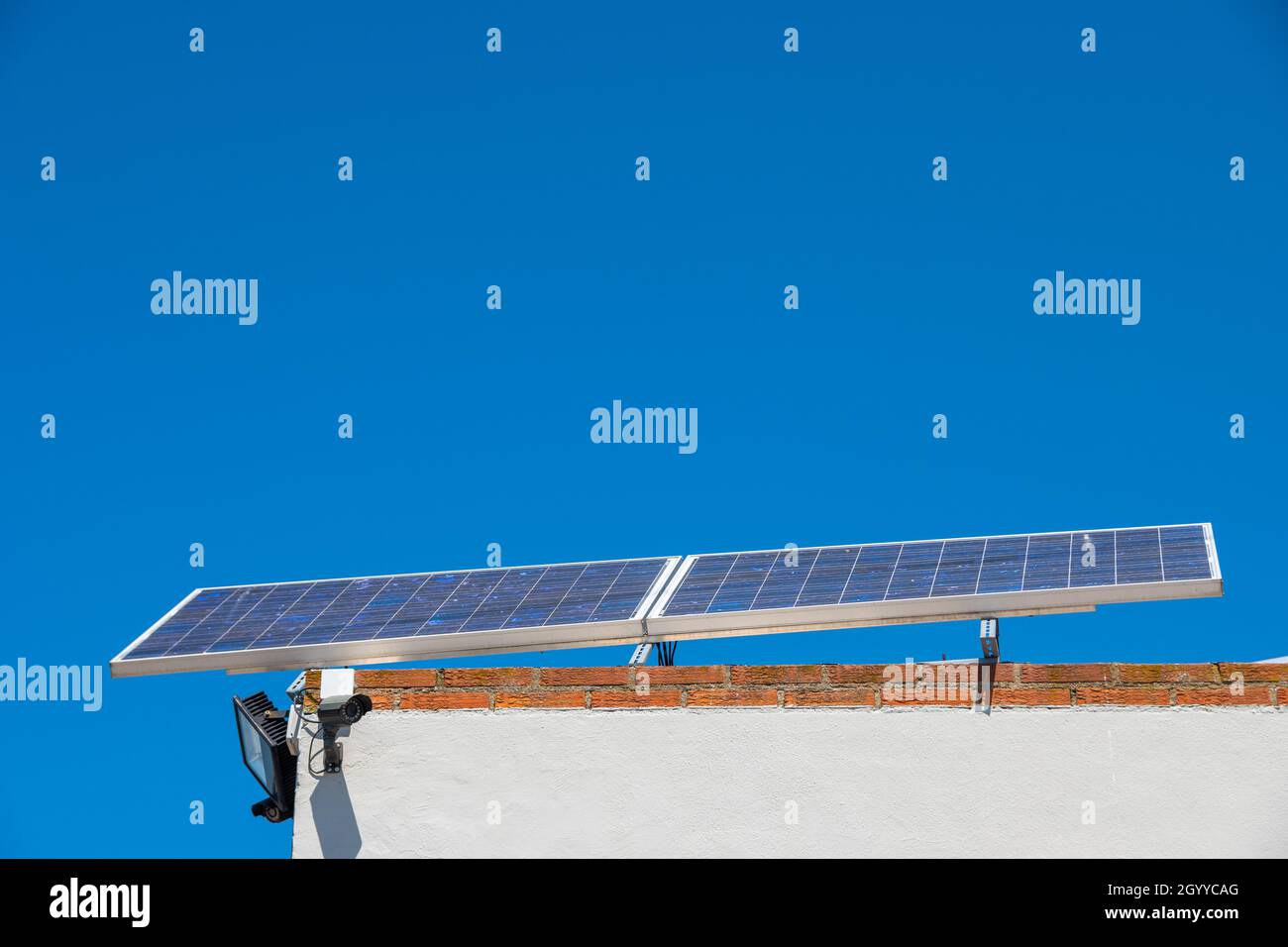 Un piccolo pannello solare in cima a una torre che fornisce servizi pubblici ai cittadini Foto Stock