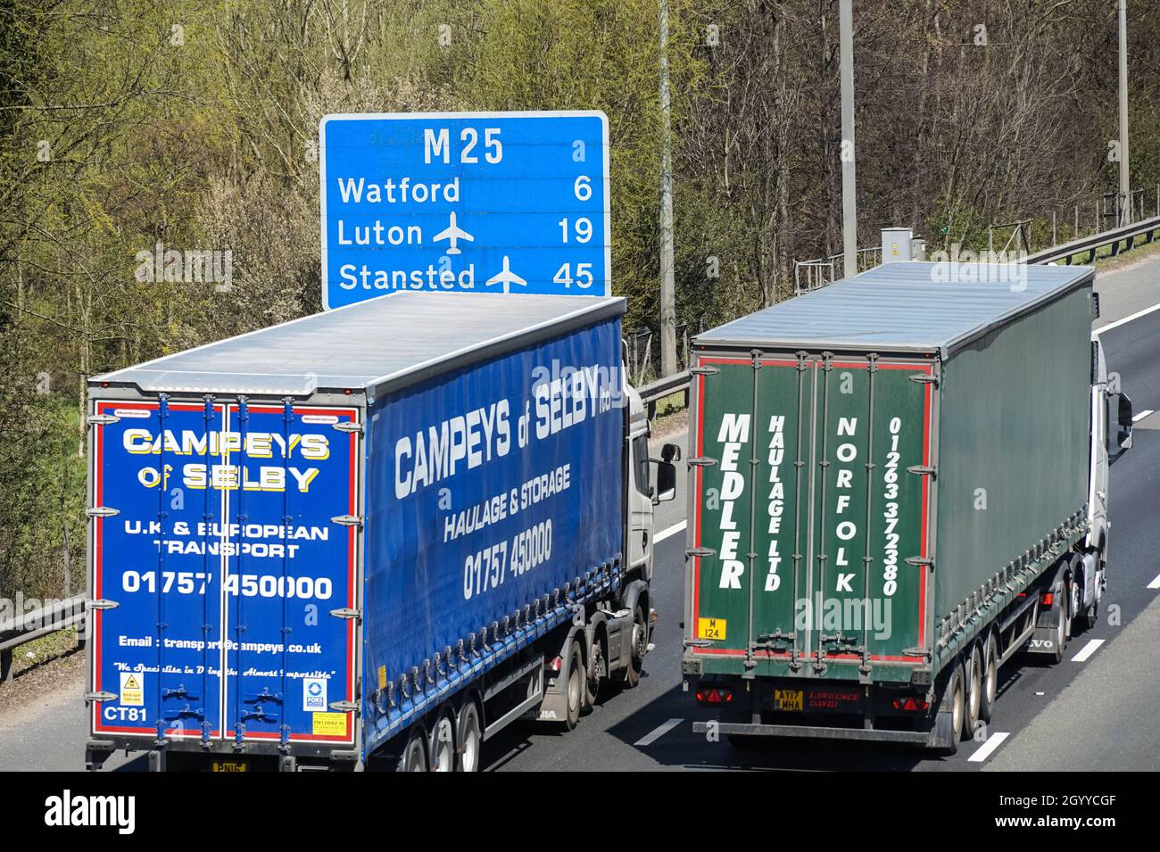 Autocarri e camion sull'autostrada M25 a Londra Inghilterra Regno Unito Foto Stock