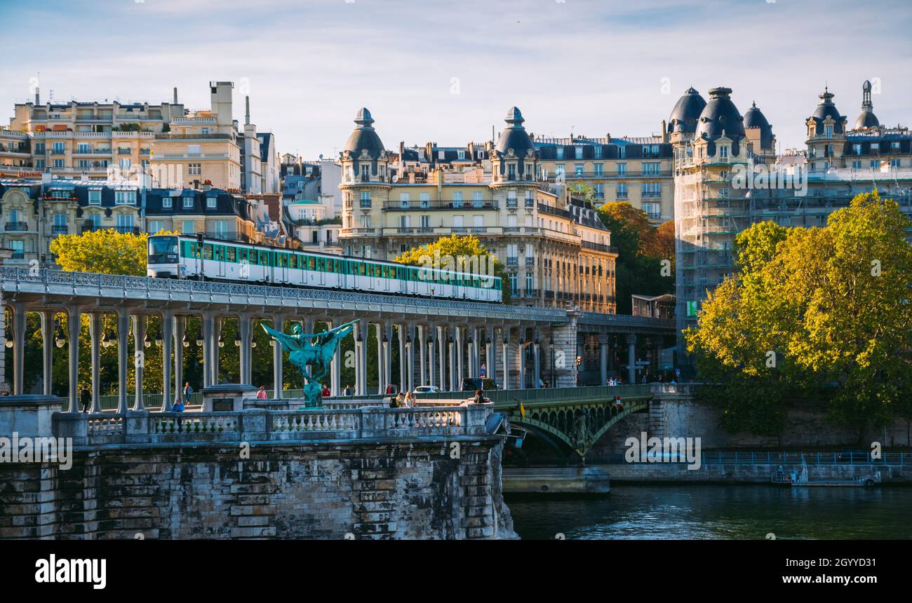 La metropolitana parigina passa accanto al ponte Bir-Hakeim Foto Stock