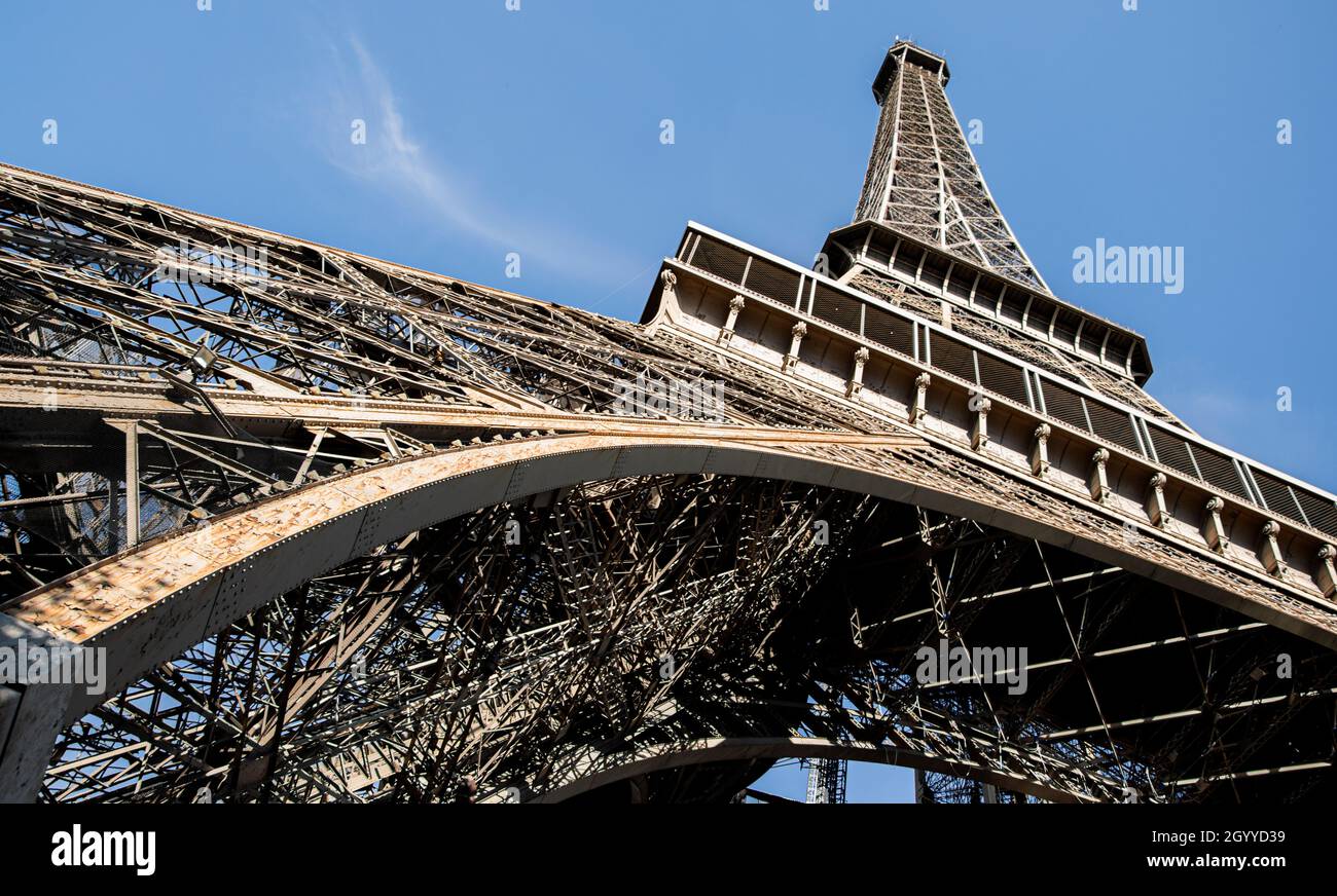 Torre Eiffel scattata dalla base, inquadratura ad angolo basso della Torre Eiffel Foto Stock